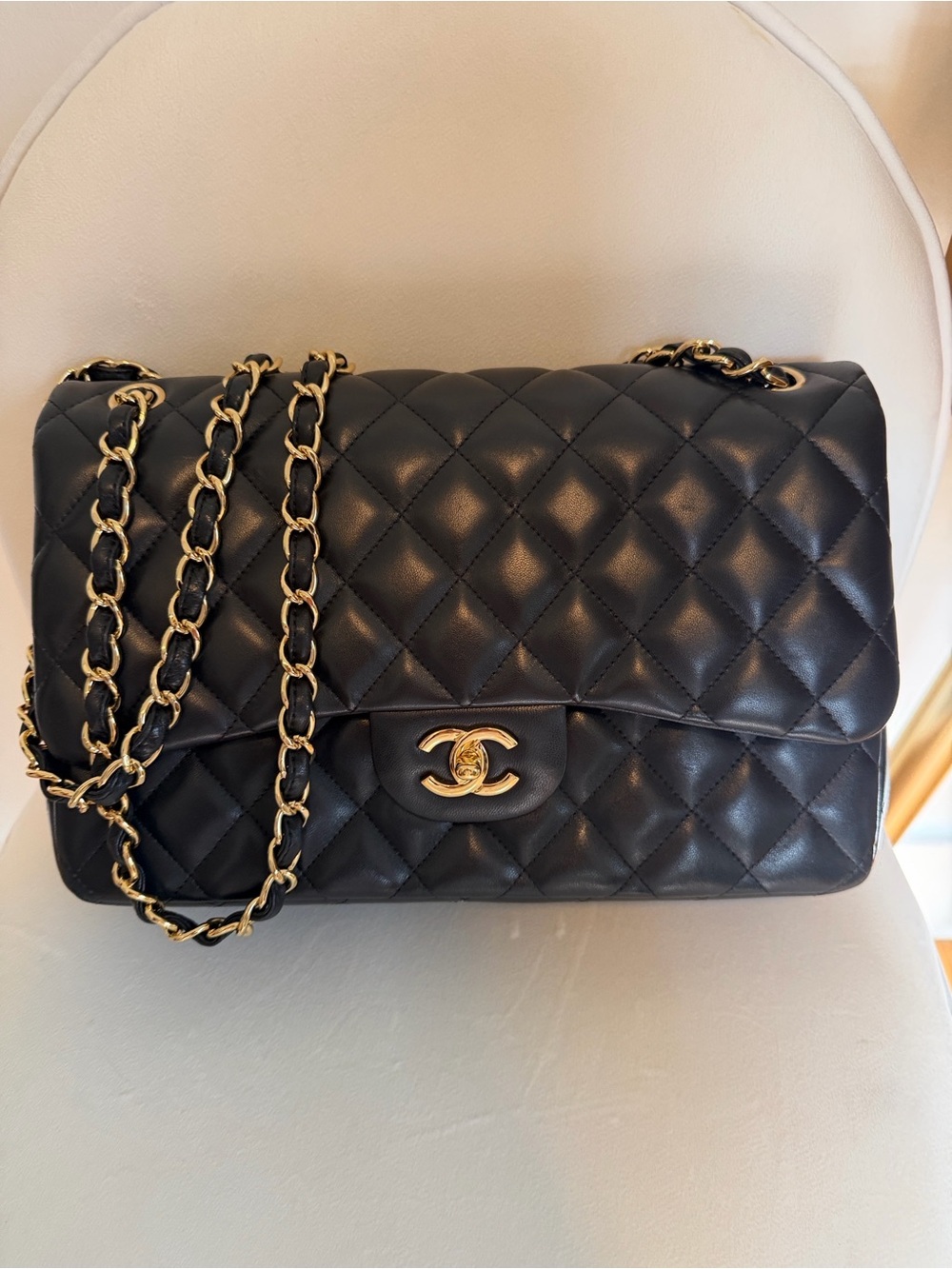 CHANEL Black Quilted Shoulder Bag with Gold Chain